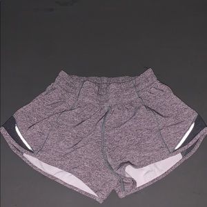 lulu hotty hot shorts 2.5” in heathered gray